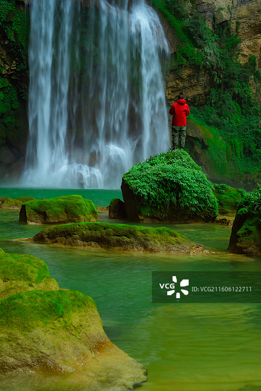 航拍贵州羊皮洞瀑布图片素材