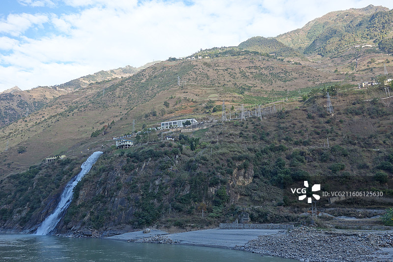 云南省怒江州泸水市G219国道洛本卓乡托叭村瀑布图片素材