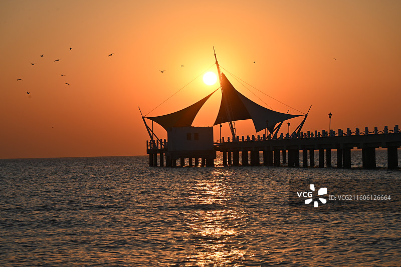 秦皇岛昌黎县阿那亚黄金海岸日出时分图片素材