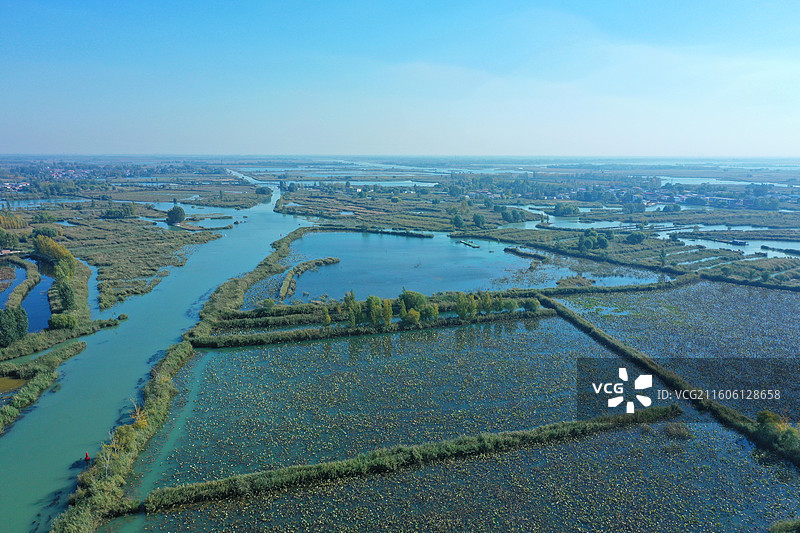 初冬色彩愈斑斓，银杏枫林绘锦笺 鸿雁排云书碧落，轻舟剪雾赛神仙 科幻新城萦瑞气，明珠古淀耀华年图片素材