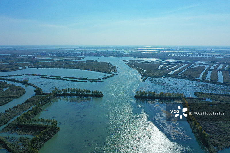 初冬色彩愈斑斓，银杏枫林绘锦笺 鸿雁排云书碧落，轻舟剪雾赛神仙 科幻新城萦瑞气，明珠古淀耀华年图片素材