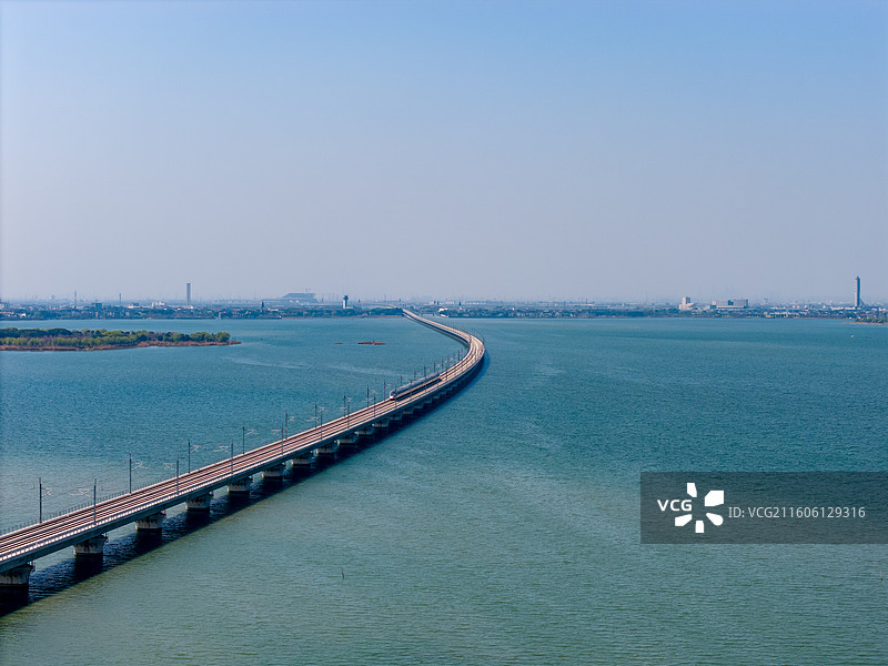 元荡湖中沪苏湖高铁大桥水上高铁列车航拍图片素材