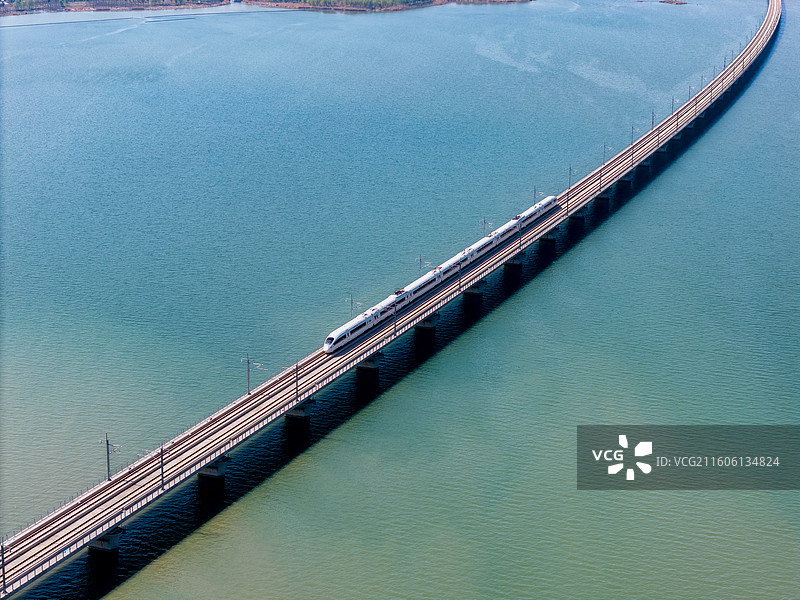 元荡湖中沪苏湖高铁大桥水上高铁列车航拍图片素材