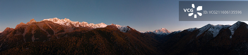 四川甘孜州雅拉雪山日照金山航拍全景图片素材
