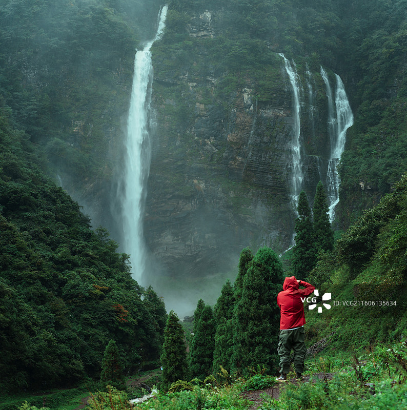 航拍贵州小瑞士吊水岩瀑布图片素材