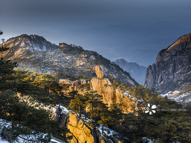 秋季五彩森林红叶悬崖峭壁风光图片素材
