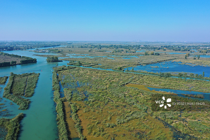 初冬色彩愈斑斓，银杏枫林绘锦笺 鸿雁排云书碧落，轻舟剪雾赛神仙 科幻新城萦瑞气，明珠古淀耀华年图片素材