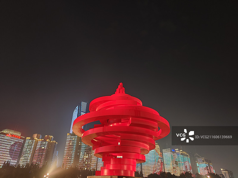 山东青岛五四广场五月的风雕塑及灯光秀图片素材