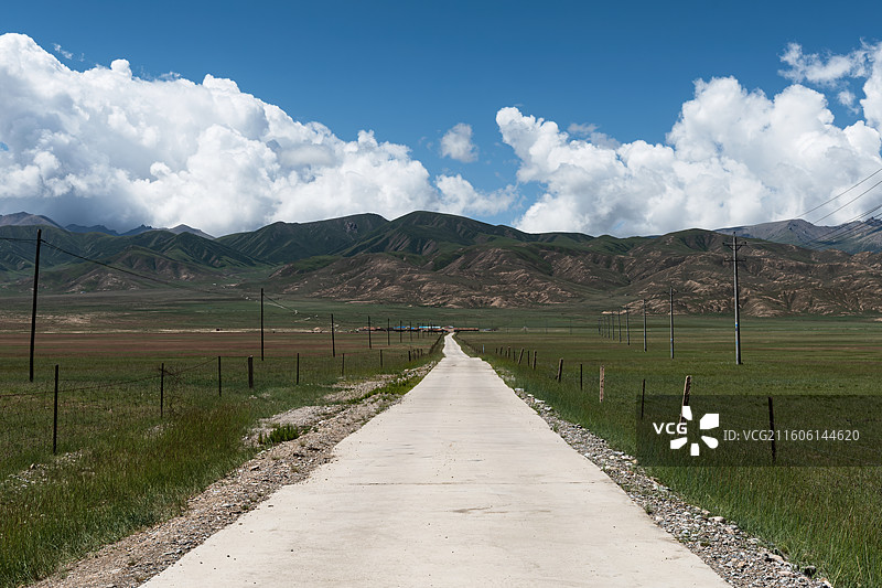 晴朗天气青海省荒漠戈壁公路背景图图片素材