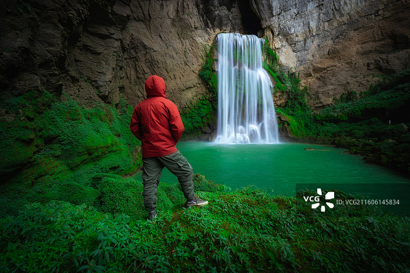 航拍贵州羊皮洞瀑布图片素材