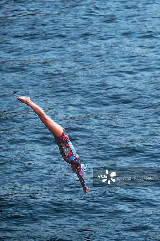 寒江跃影图片素材