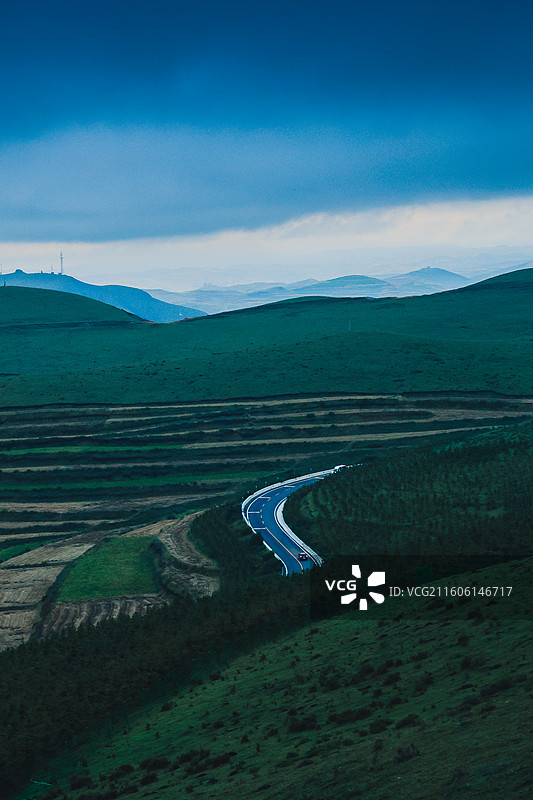 岷县占扎路村附近的地貌梯田图片素材