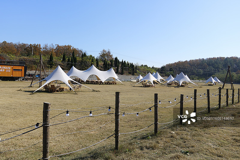 山中草坪露营地天幕帐篷图片素材
