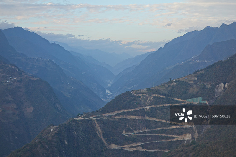 云南省怒江州福贡县老姆登村观景台拍怒江大峡谷图片素材