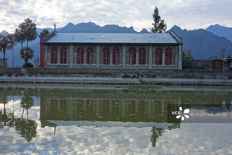 云南省怒江州福贡县老姆登村：皇冠峰晚霞和老姆登基督教堂图片素材