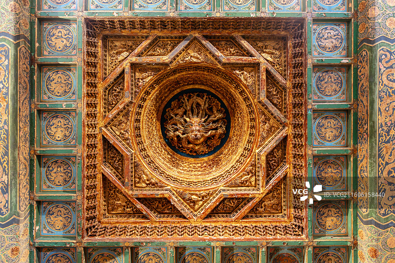 北京故宫斋宫藻井木制雕龙图片素材
