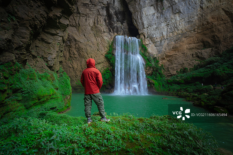 航拍贵州羊皮洞瀑布图片素材