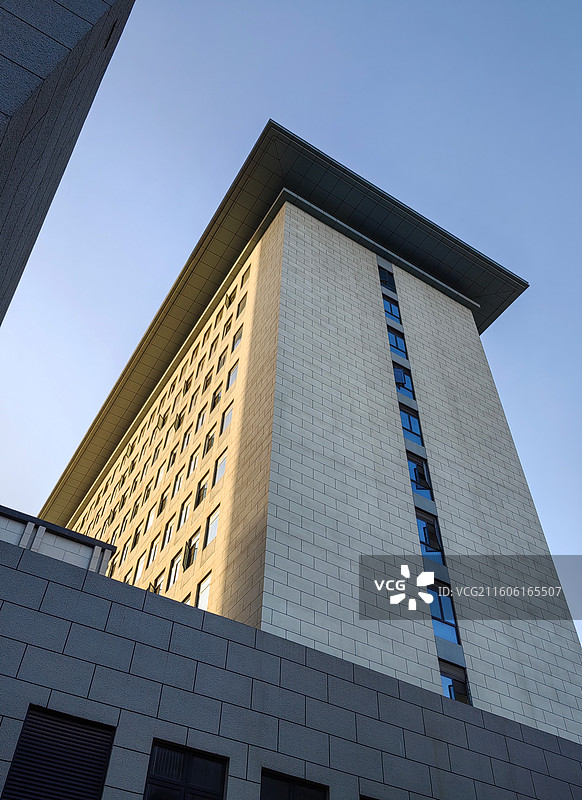 仰看法学院 拍摄于华中师范大学法学院，高高的屋顶威严庄重。图片素材