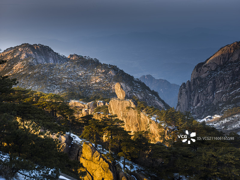 安徽省黄山市黄山区黄山景区飞来石图片素材
