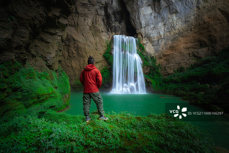 航拍贵州羊皮洞瀑布图片素材