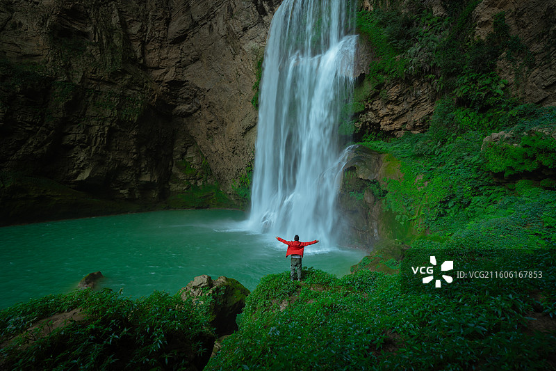 航拍贵州羊皮洞瀑布图片素材