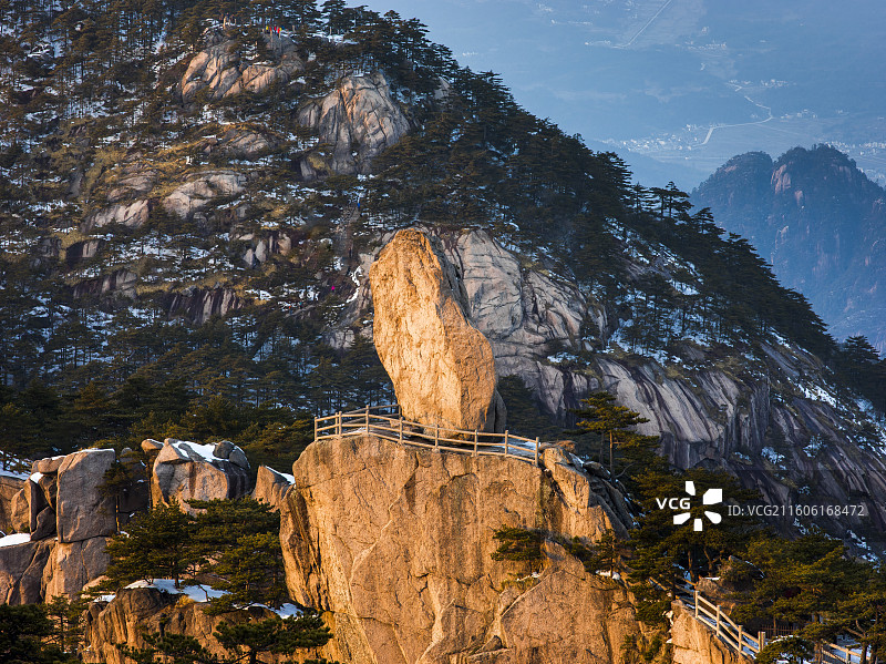 安徽省黄山市黄山区黄山景区飞来石图片素材