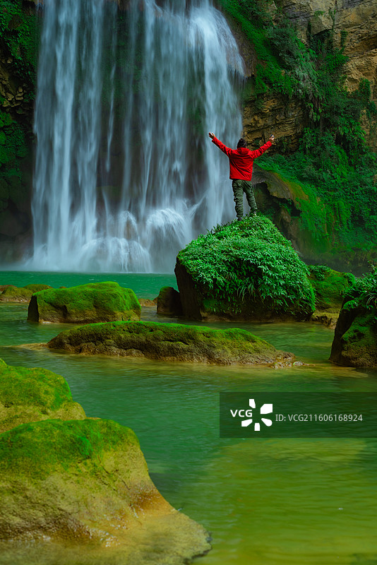 航拍贵州羊皮洞瀑布图片素材