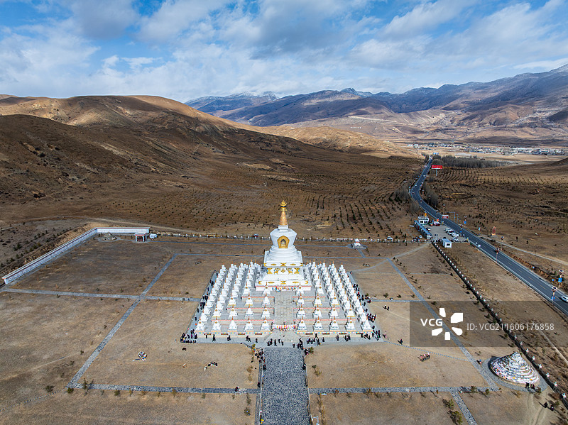 阳光下的稻城白塔尊胜塔林图片素材