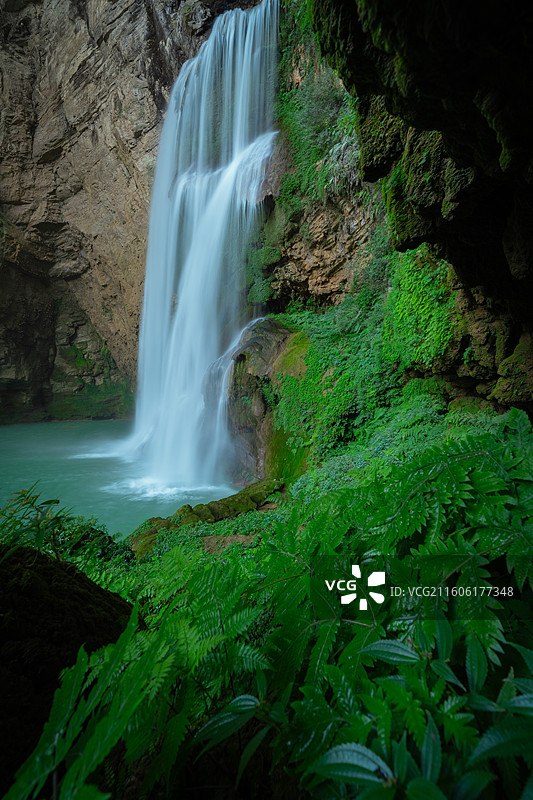 航拍贵州羊皮洞瀑布图片素材
