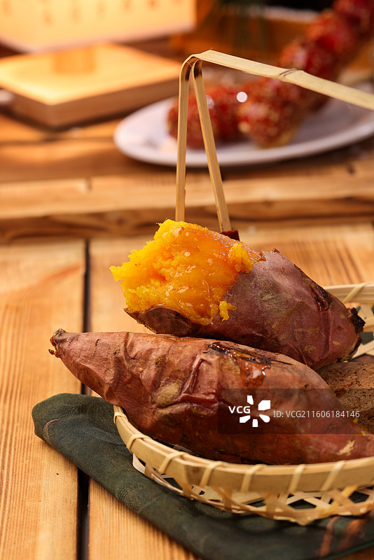 烤红薯装在筐里掰开图片素材
