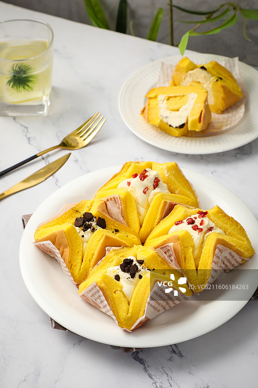 爆浆牛乳蛋糕双拼图片素材