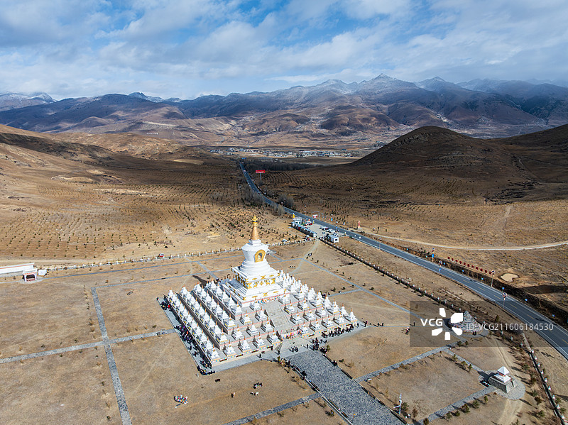 阳光下的稻城白塔尊胜塔林图片素材