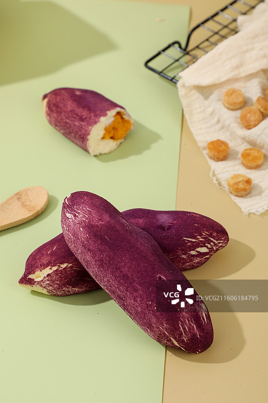 拉丝蜜汁红薯面包图片素材