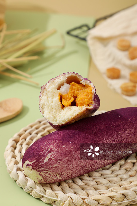 拉丝蜜汁红薯面包图片素材