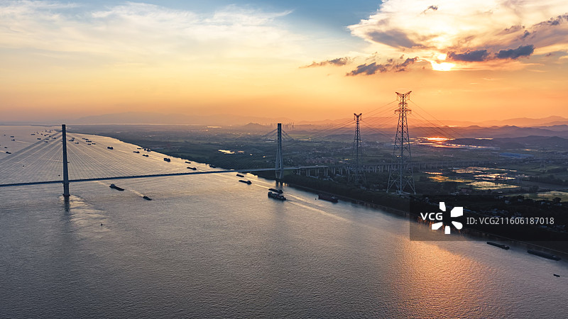 航拍长江大桥水上运输图片素材