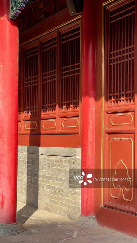 阳光下的古代建筑廊柱图片素材