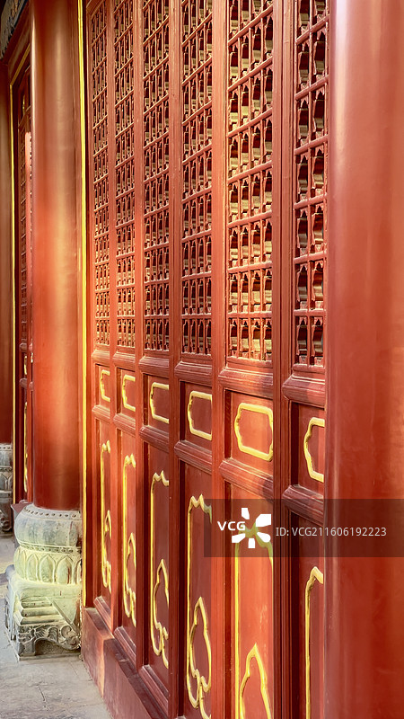 阳光下的古代建筑廊柱图片素材