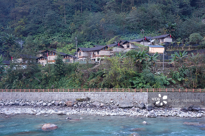 云南省怒江州贡山县独龙江乡孔当村：独龙族民居街景图片素材