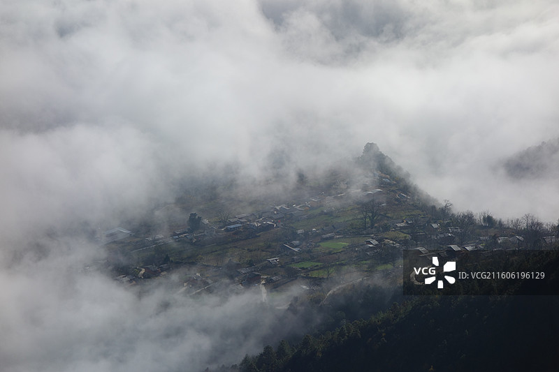 云南省怒江州贡山县G219国道丙中洛镇：贡当神山拍怒江第一湾晨雾图片素材