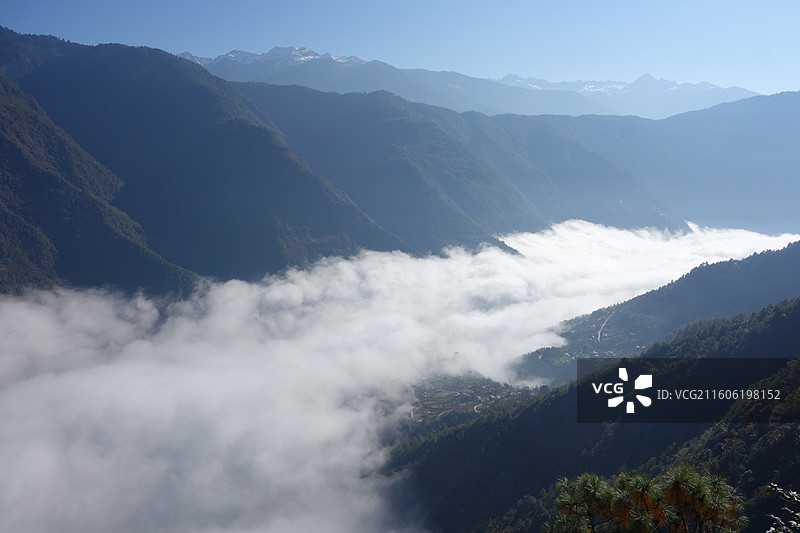 云南省怒江州贡山县G219国道丙中洛镇：贡当神山拍怒江第一湾晨雾图片素材