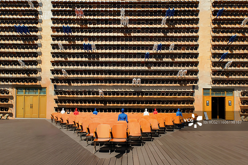 《每个人，皆是剧场》 没有固定的舞台与观众，每个观者都是自己的剧场主角。图片素材