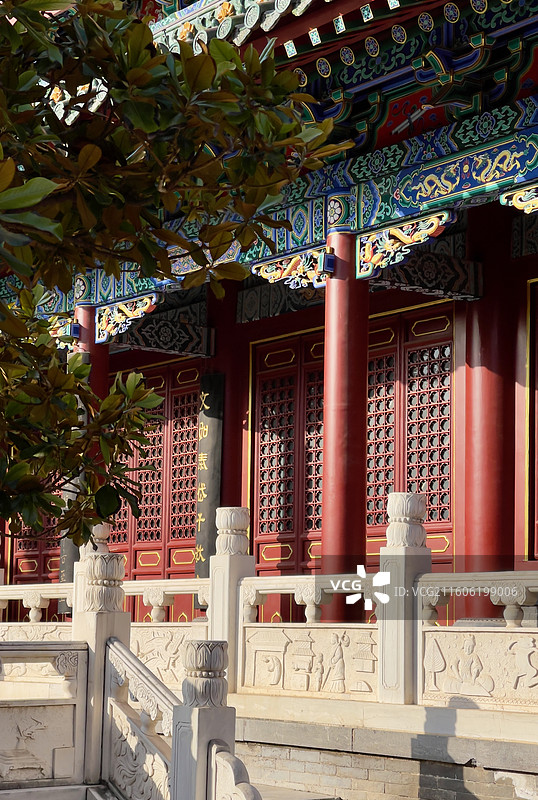 阳光下的古代建筑廊柱图片素材