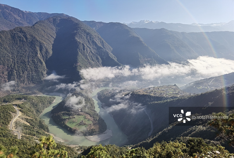 云南省怒江州贡山县G219国道丙中洛镇：贡当神山拍怒江第一湾晨雾图片素材