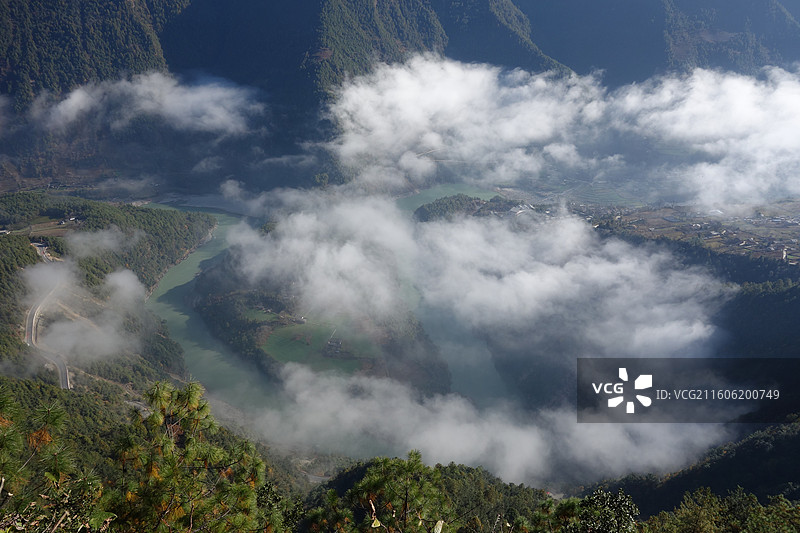 云南省怒江州贡山县G219国道丙中洛镇：贡当神山拍怒江第一湾晨雾图片素材