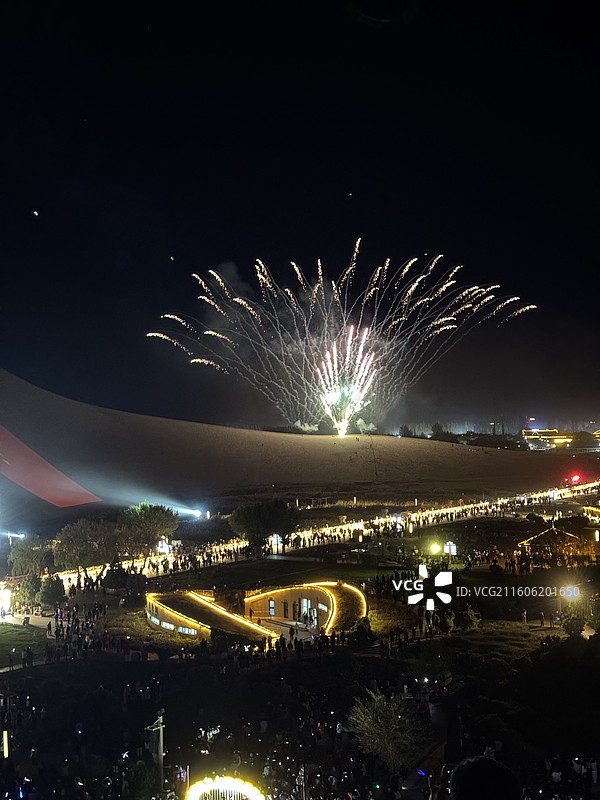 鸣沙山月牙泉万人演唱会图片素材
