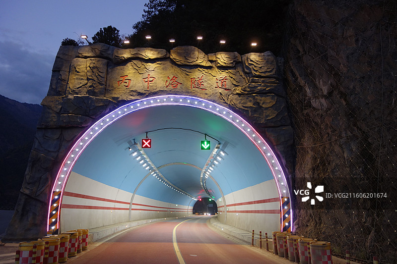 云南省怒江州贡山县G219国道丙中洛隧道夜景图片素材