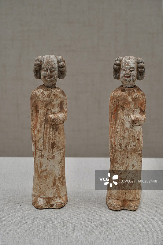 北朝·垂挂髻圆领女俑图片素材