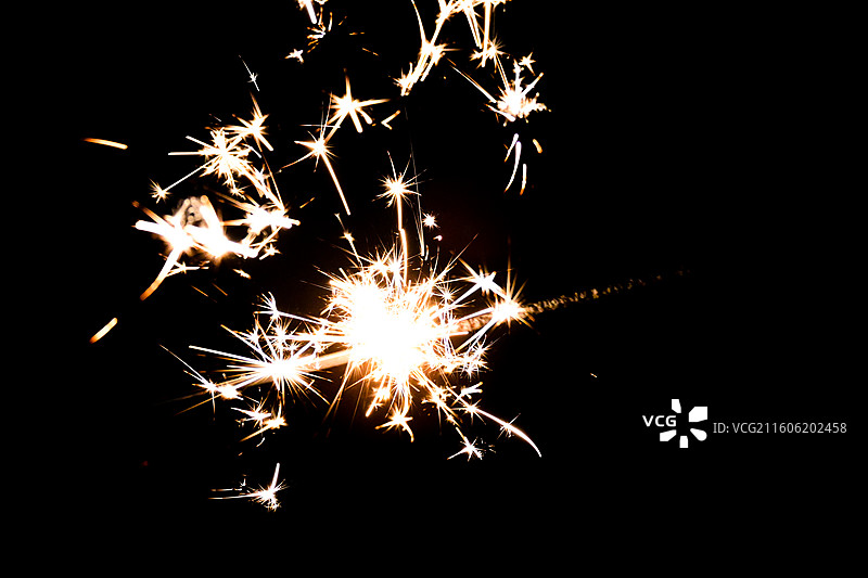 夜晚的仙女棒 烟花缤纷 一束闪闪的光图片素材