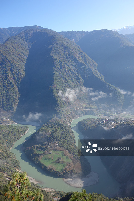 云南省怒江州贡山县G219国道丙中洛镇：贡当神山拍怒江第一湾晨雾图片素材