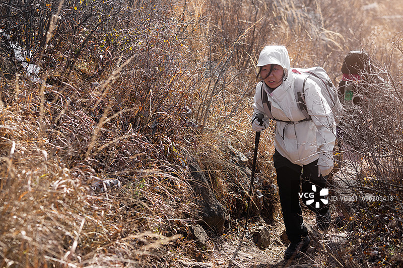 冬季大山里登山爱好者图片素材